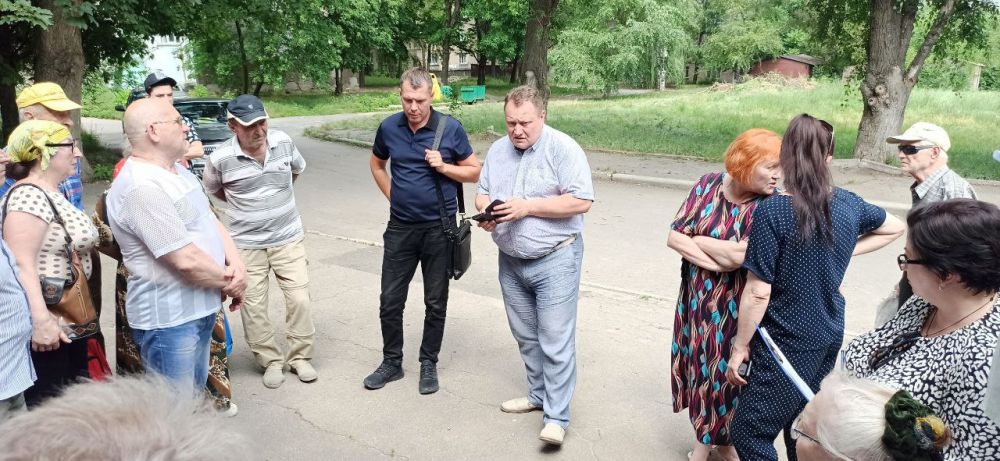 Сегодня, 6 июля, в Киевском районе г. Донецка по адресу ул. Политбойцов, 2 состоялся сход граждан при участии главы администрации Киевского района г. Донецка Валентина Левченко