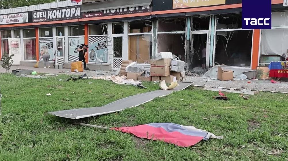 Кадры последствий обстрела в Петровском районе Донецка