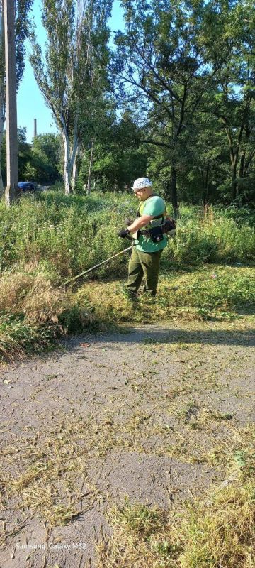 Василий Ткачук: Сотрудники Муниципального унитарного предприятия администрации г. Донецка "Зеленое строительство Калининского района" приступили к покосу травы на территории парка "КАЛИНИНА" в Калининском районе г. Донецка
