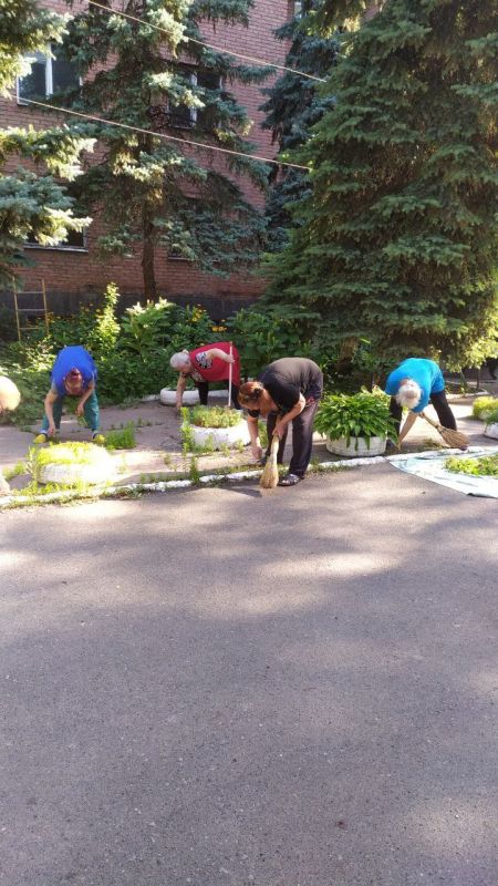 Василий Ткачук: В рамках проведения акции «Чистый четверг» силами предприятий, учреждений, организаций Калининского района г. Донецка организована уборка и наведение чистоты в районе