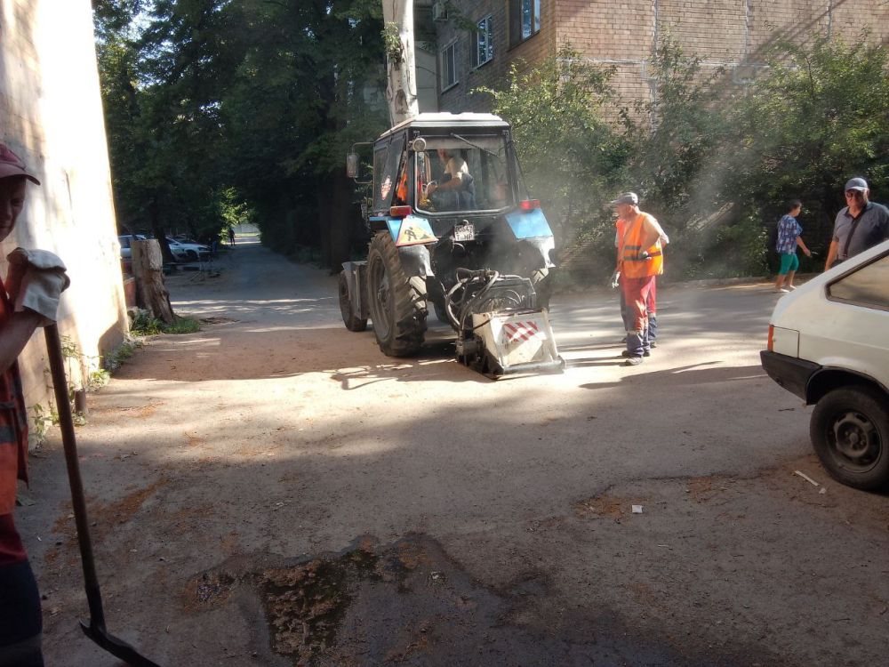 Василий Ткачук: Силами муниципального унитарного предприятия "Дорожное ремонтно-строительное управление" ведутся работы по текущему ремонту асфальтового покрытия внутриквартальной дороги жилого дома № 88 по ул. Краснофлотская