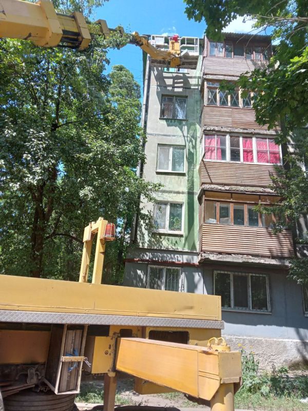 Василий Ткачук: Муниципальным унитарным предприятием администрации г. Донецка "Управляющая компания Калининского района г. Донецка" ведутся работы по ремонту межпанельных швов первого подъезда дома № 104 по ул. Краснофлотская