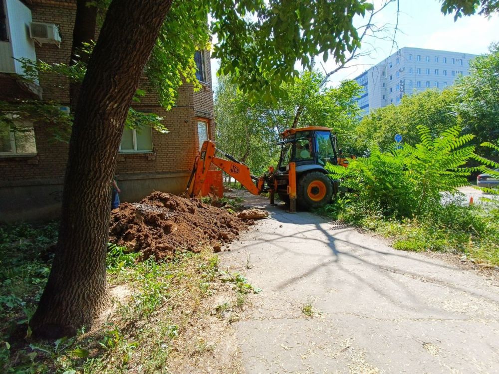 Василий Ткачук: Сотрудники водопроводно-канализационной службы № 6 Калининского района Филиала "ДПУ ВКХ" ГУП ДНР "ВОДА ДОНБАССА" ликвидируют порыв на водопроводе д=50 мм по адресу: ул. Овнатаняна,26