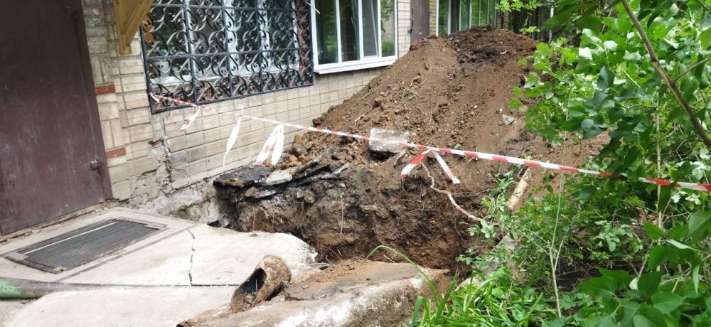 Василий Ткачук: Силами МУП АГД "УК Калининского района г.Донецка" ведутся работы по замене аварийного участка трубопровода системы водоотведения от колодца до ввода в дом № 25 по ул. Карпинского