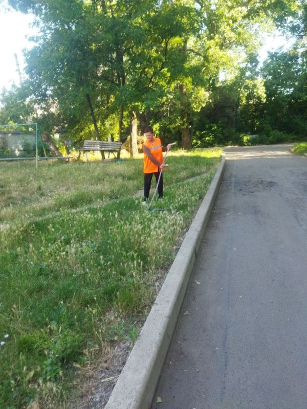 Василий Ткачук: Сегодня сотрудниками муниципального унитарного предприятия администрации города Донецка "Управляющая компания Калининского района г.Донецка" продолжается покос травы на придомовой территории многоквартирного жилого фонда