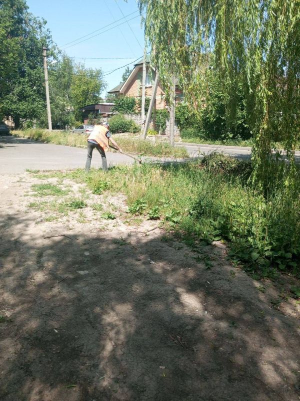 Василий Ткачук: Сотрудниками муниципального унитарного предприятия администрации города Донецка "Управляющая компания Калининского района г.Донецка" продолжается покос травы на придомовой территории многоквартирного жилого фонда