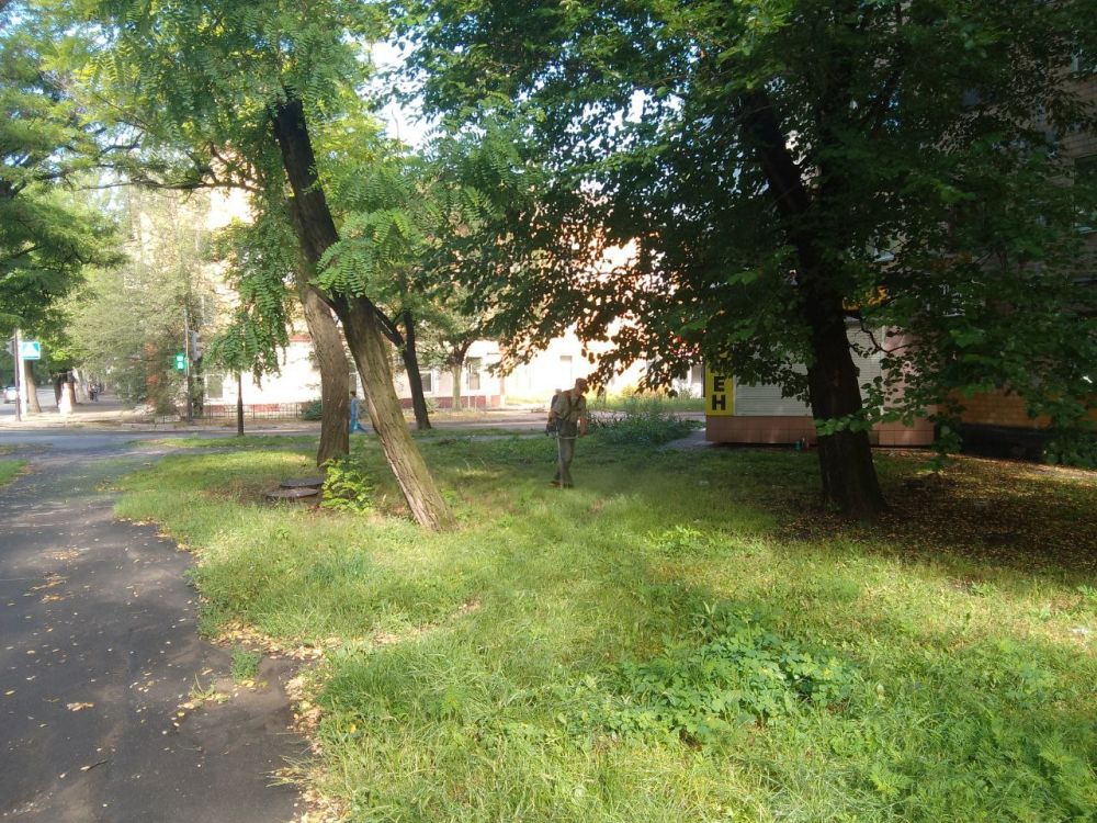 Василий Ткачук: Сотрудниками Муниципального унитарного предприятия администрации г. Донецка "Управляющая компания Калининского района г. Донецка" продолжается покос травы на придомовой территории многоквартирного жилого фонда