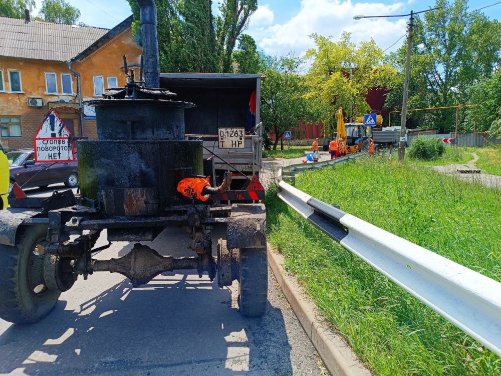 Василий Ткачук: Силами муниципального унитарного предприятия администрации г. Донецка "Дорожное ремонтно-строительное управление" ведутся работы по ремонту асфальтового покрытия дорожного полотна по улице Левобережная