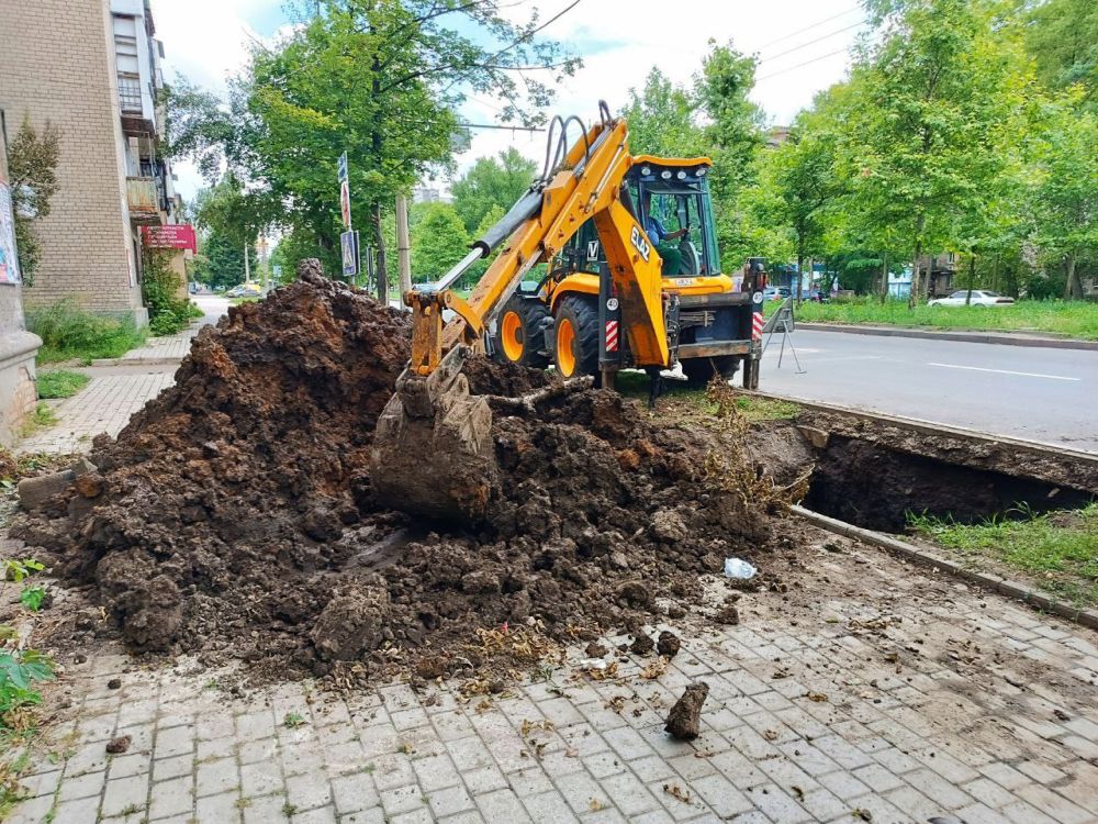 Василий Ткачук: Подрядной организацией из шефа-региона города Москвы оказано содействие в ликвидации порыва на водопроводе д=100 мм по адресу: бул. Шевченко, д. № 88