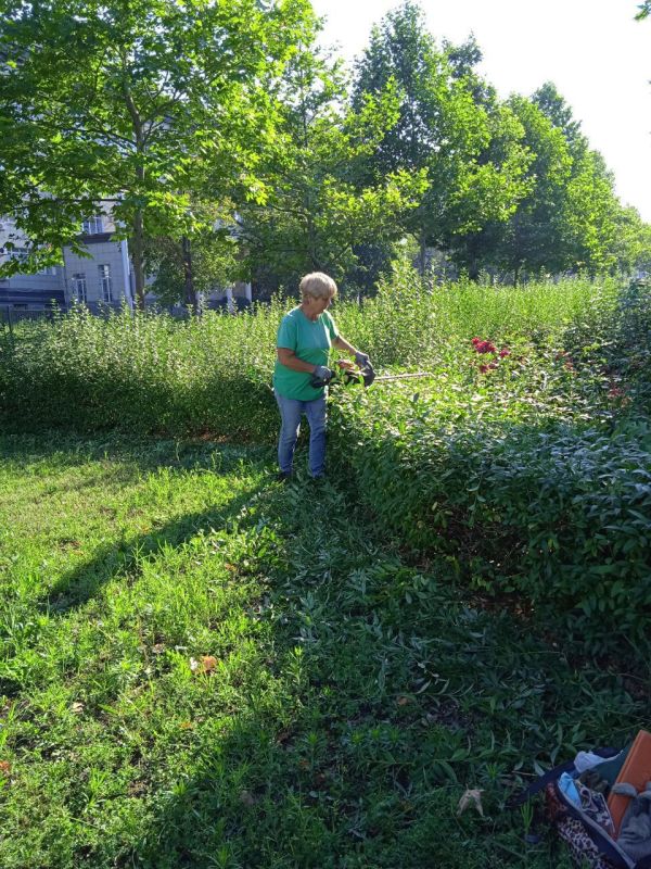 Василий Ткачук: Сегодня сотрудниками МУП АГД "ЗЕЛЕНСТРОЙ КАЛИНИНСКОГО РАЙОНА" ведутся работы по благоустройству бульвара Шевченко в Калининском районе г.Донецка