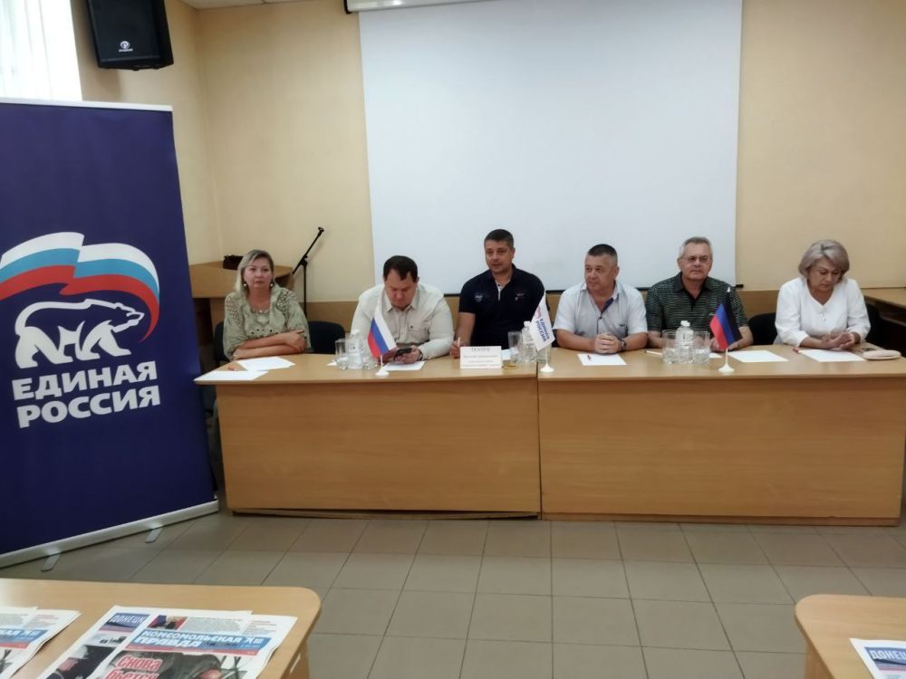 Василий Ткачук: Сегодня, совместно с кандидатами в депутаты от партии «Единая Россия», провел встречу с трудовым коллективом Дерматовенерологического центра г. Донецка в Калининском районе