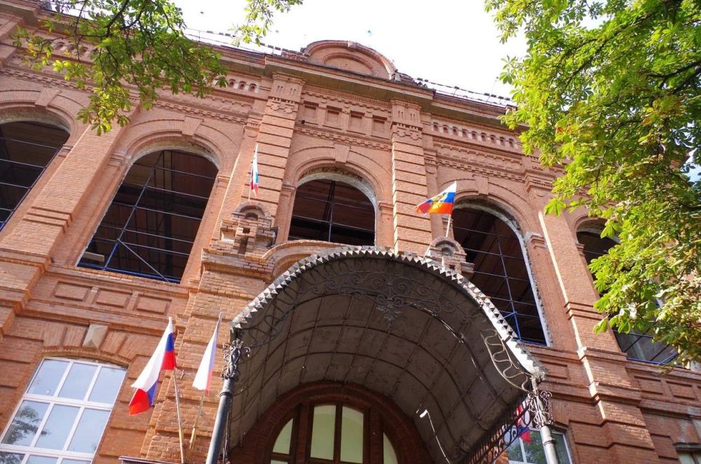 Денис Пушилин: Еженедельный Штаб обычно проходит в формате ВКС, на этот раз Марат Хуснуллин провел его в Республике, с осмотром объектов, где идут строительство или ремонтные работы.