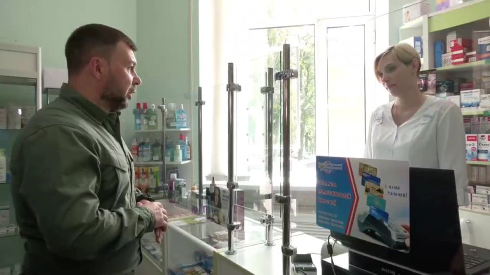 Денис Пушилин проинспектировал цены в одной из аптек Донецка