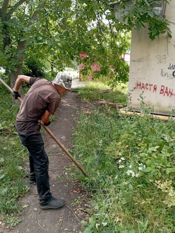 Василий Ткачук: Сегодня сотрудниками муниципального унитарного предприятия администрации города Донецка "Управляющая компания Калининского района г.Донецка" продолжается покос травы на придомовой территории многоквартирного жилого фонда