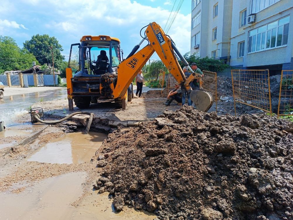 Василий Ткачук: Сотрудниками ВКС 6 филиала ,,ДПУ ВКХ,, ведутся работы по ликвидации порыва на водоводе д 400мм по ул. Черниговской
