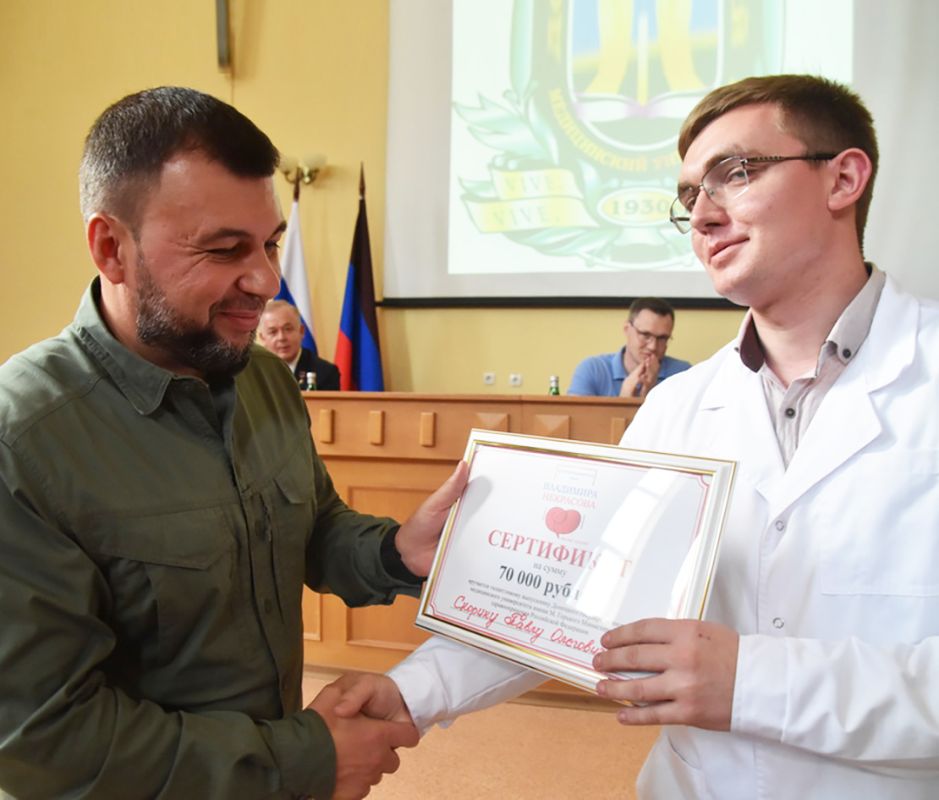 Денис Пушилин поздравил лучших выпускников медуниверситета с получением премии Владимира Некрасова