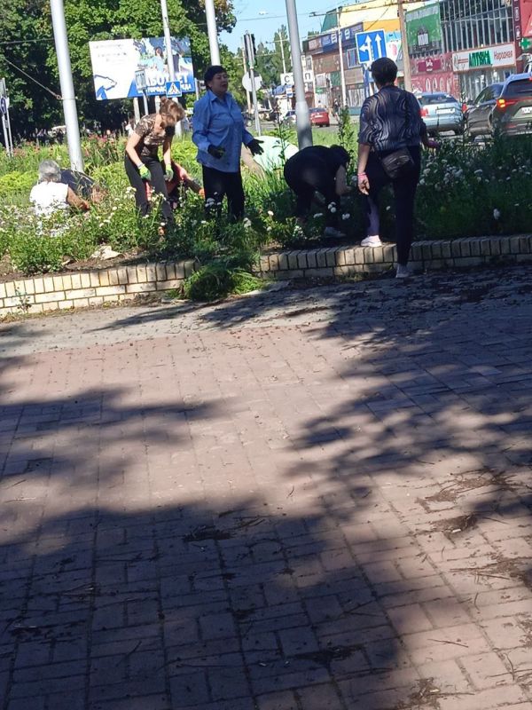 Василий Ткачук: Сегодня сотрудниками МУП АГД "ЗЕЛЕНСТРОЙ КАЛИНИНСКОГО РАЙОНА" продолжается работа по благоустройству бульвара Шевченко в Калининском районе г.Донецка