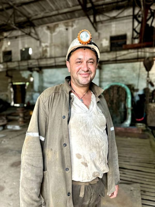 Марьяна Наумова: Побывала недавно на шахтах Скочинского и Засядько в Донецке - обе шахты работают в поддерживающем режиме, ведётся откачка воды, латаются пострадавшие от обстрелов здания и трубопроводы, поддерживается инфраструктура