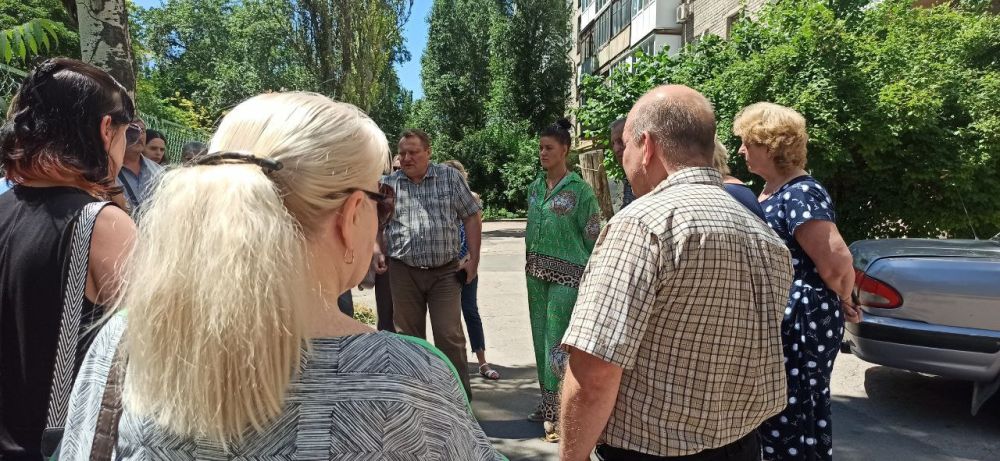 Сегодня, 13 июля, в Киевском районе г. Донецка по адресу проспект Киевский, 5 Б, состоялся «Сход граждан» при участии главы администрации Киевского района г. Донецка Валентина Левченко и кандидата в депутаты от ВПП «Единая Россия» Анастасии Бойко