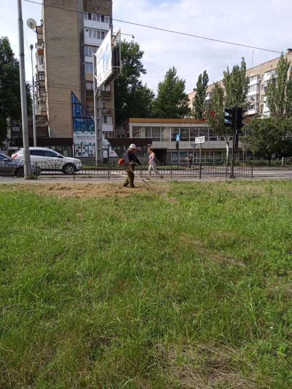 Василий Ткачук: Сегодня сотрудниками МУП АГД "ЗЕЛЕНСТРОЙ КАЛИНИНСКОГО РАЙОНА" продолжается покос травы по проспекту Ильича в Калининском районе г.Донецка