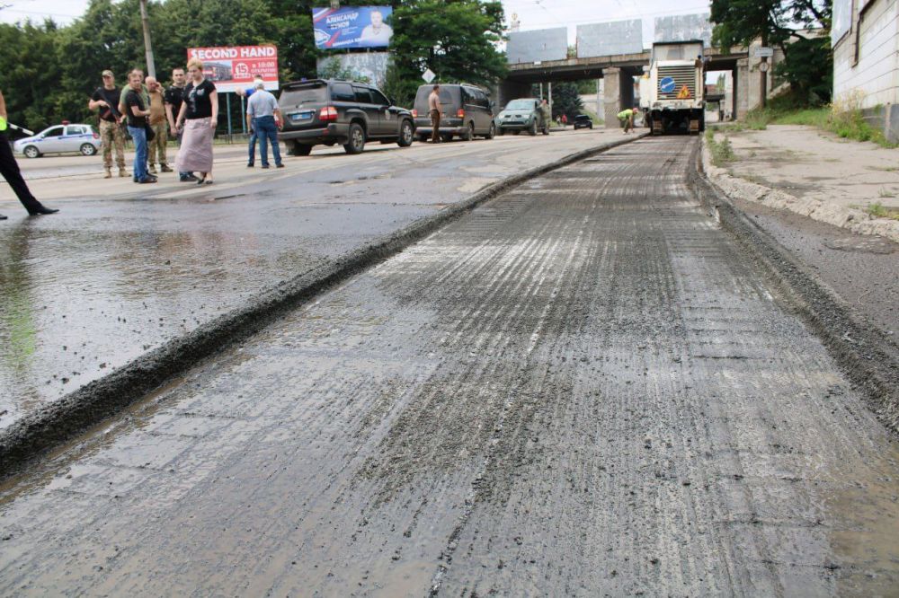 Несмотря на непрекращающиеся обстрелы в Горловке осуществляется капитальный ремонт дорог