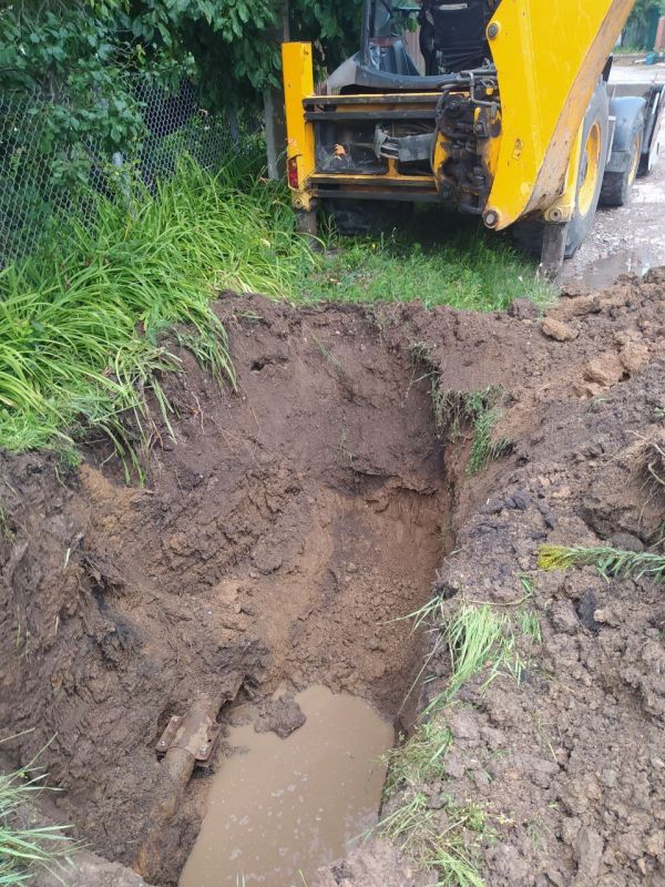 Василий Ткачук: Сегодня водопроводно-канализационной службой № 6 (Калининский район) " Филиала "ДПУ ВКХ" ГУП ДНР "ВОДА ДОНБАССА" ликвидируют порыв на водопроводе д=100 мм по адресу: ул. Мукачевская,5