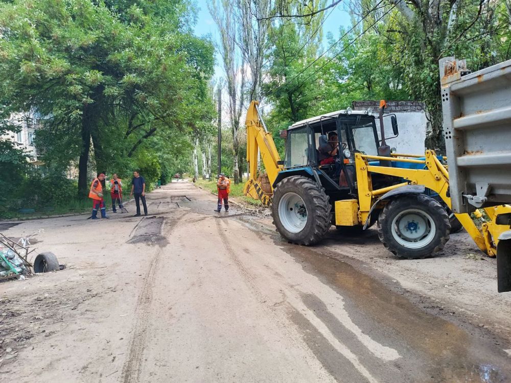 Василий Ткачук: Сегодня муниципальным унитарным предприятием "Дорожное ремонтно-строительное управление" ведутся работы по текущему ремонту асфальтового покрытия внутриквартальных дорог по адресу: бул. Шахтостроителей, 9