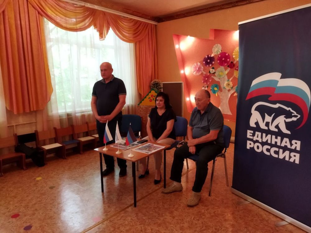 Василий Ткачук: Сегодня, 19 июля, актив Всероссийской Политической Партии «Единая Россия» Калининского района г. Донецка, провел встречу с трудовым коллективом "Ясли-сад 300 г. Донецка"