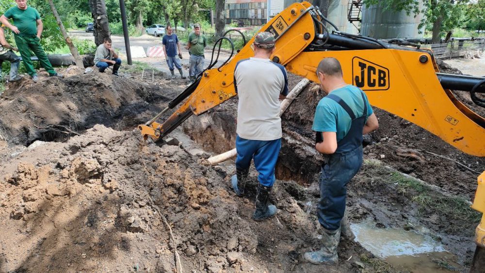 Василий Ткачук: Сегодня, водопроводно-канализационная служба № 6 (Калининский район) " Филиала "ДПУ ВКХ" ГУП ДНР "ВОДА ДОНБАССА" ликвидирует порыв на водопроводе д=800 мм по адресу: пр-ту Ильича,104