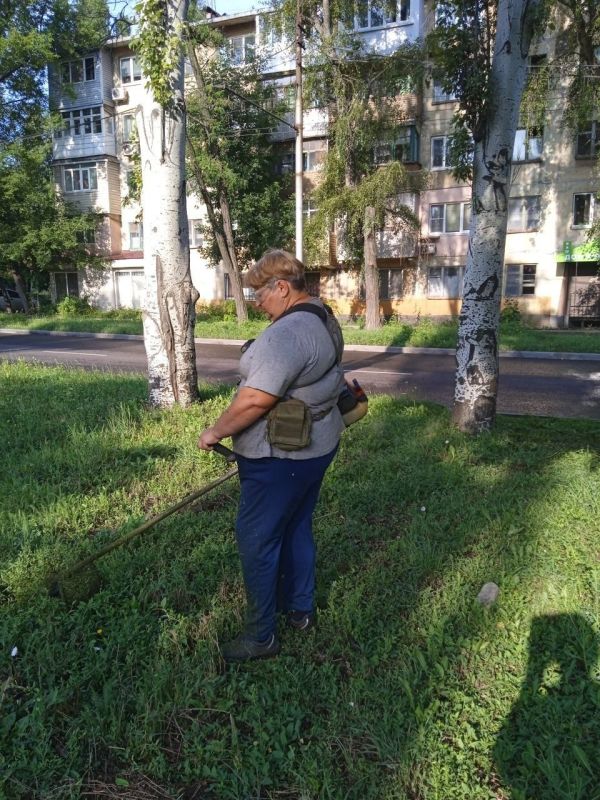 Василий Ткачук: Сегодня, сотрудниками МУП АГД "ЗЕЛЕНСТРОЙ КАЛИНИНСКОГО РАЙОНА"ведутся работы по покосу травы и уборке клумб по бульвару Шахтостроителей в Калининском районе г.Донецка