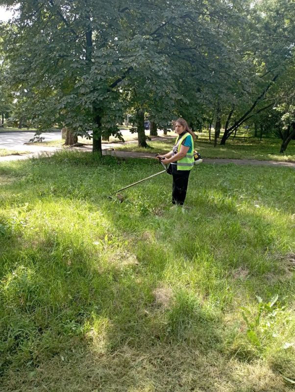 Василий Ткачук: Сегодня сотрудниками муниципального унитарного предприятия администрации города Донецка "Управляющая компания Калининского района г.Донецка" продолжается покос травы на придомовой территории многоквартирного жилого фонда