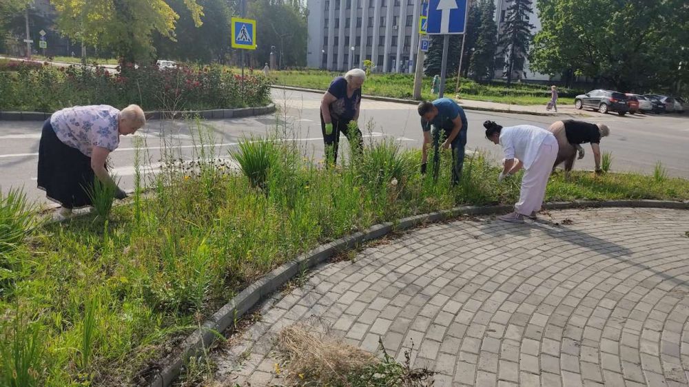 Василий Ткачук: В рамках проведения акции «Чистый четверг» силами предприятий, учреждений, организаций Калининского района г. Донецка организована уборка и наведение чистоты в районе