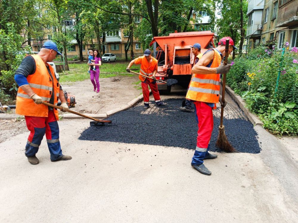 Василий Ткачук: Сегодня муниципальным унитарным предприятием "Дорожное ремонтно-строительное управление" ведутся работы по текущему ремонту асфальтового покрытия внутриквартальных дорог по адресу: ул. Краснофлотская, 102