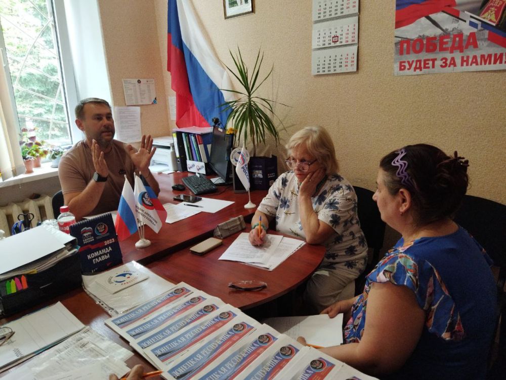 Василий Ткачук: В четверг, 20 июля, в общественной приемной Всероссийской политической партии «Единая Россия», Калининского района города Донецка состоялся приём граждан заместителем главы администрации района Андреем Стеценко