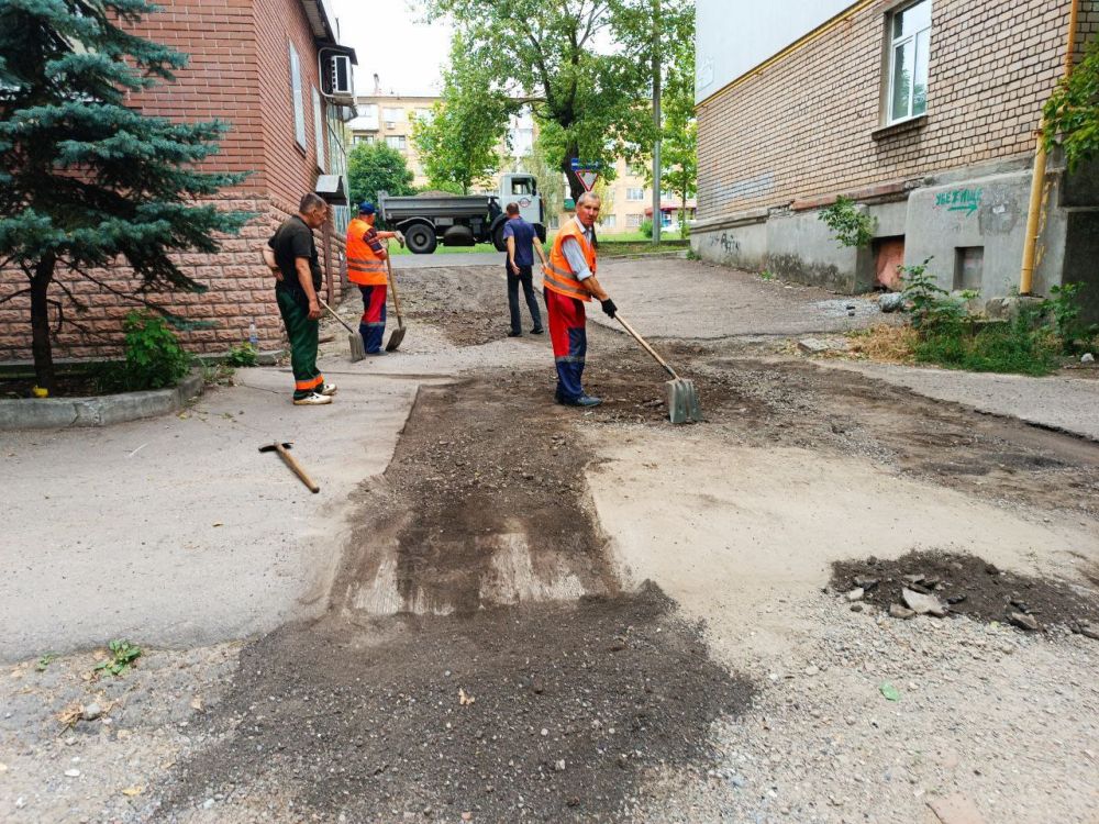 Василий Ткачук: Сегодня муниципальным унитарным предприятием "Дорожное ремонтно-строительное управление" ведутся работы по текущему ремонту асфальтового покрытия внутриквартальных дорог по адресу: бул. Шевченко, 47
