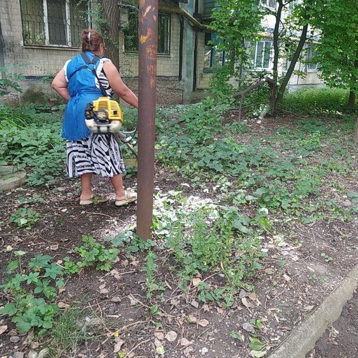 Василий Ткачук: Сегодня сотрудниками муниципального унитарного предприятия администрации города Донецка "Управляющая компания Калининского района г.Донецка" продолжается покос травы на придомовой территории многоквартирного жилого фонда