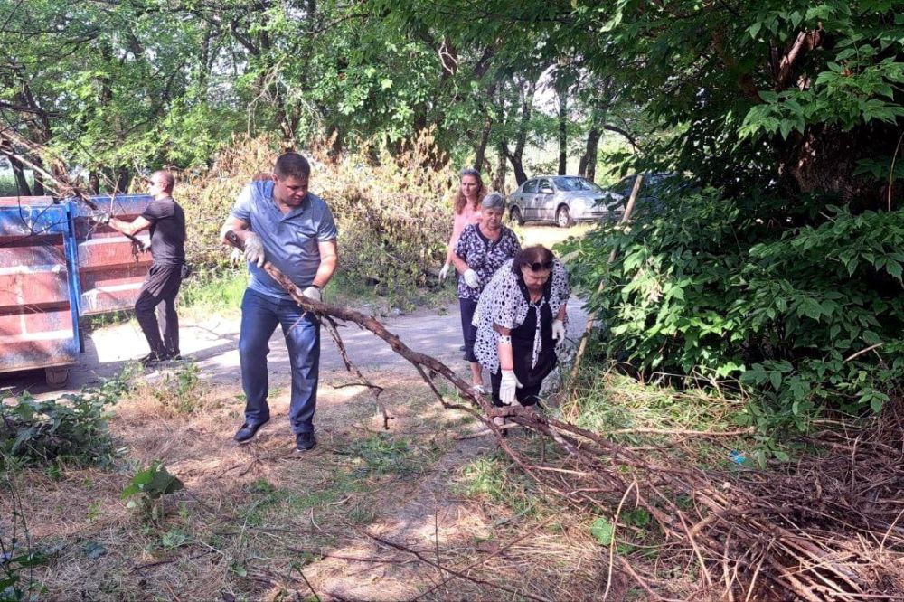 Сегодня, 20 июля, в рамках реализации партийного проекта «Городская среда», в Ворошиловском районе г. Донецка состоялась экологическая акция