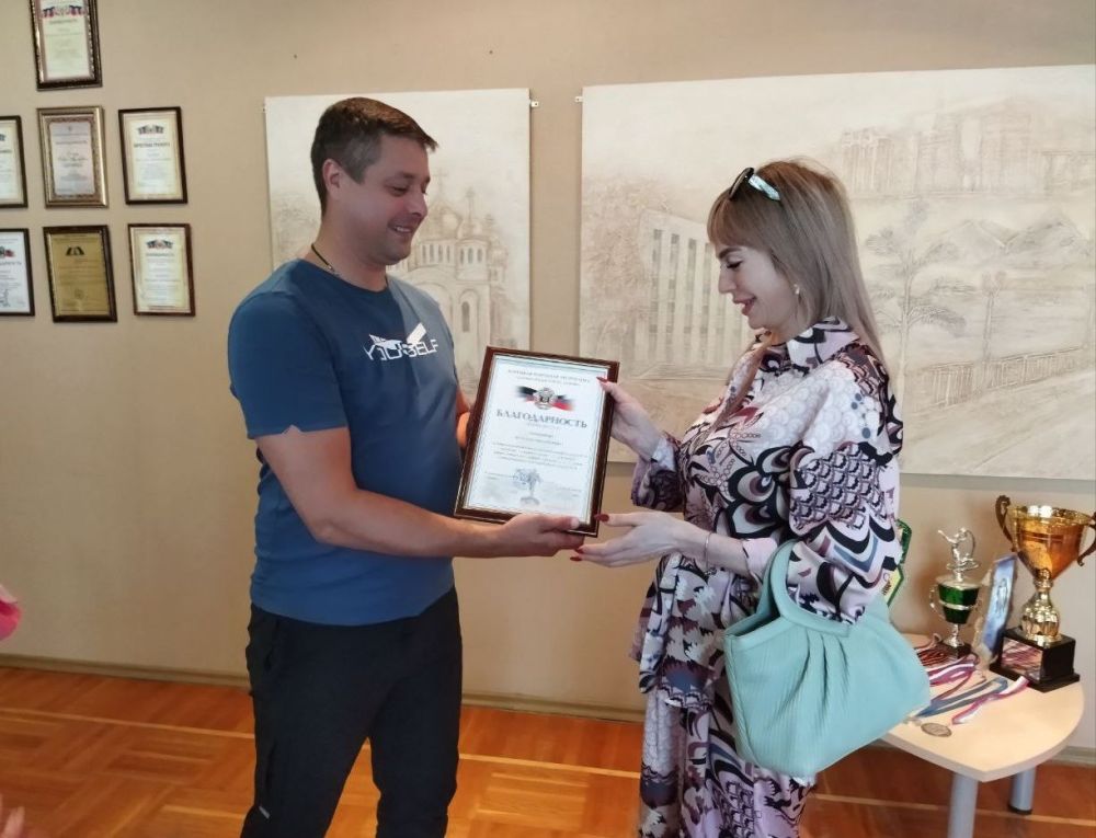 Василий Ткачук: Вручил благодарность за добросовестный труд, весомые достижения в профессиональной деятельности, активную жизненную позицию от главы администрации г. Донецка Алексея Кулемзина в преддверии празднования Дня работников торговли