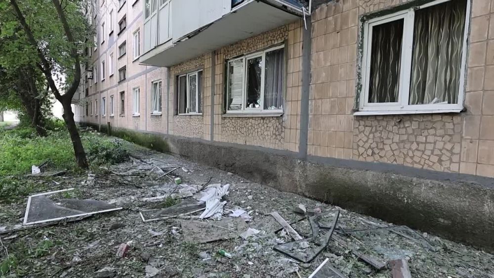 Жилой многоэтажный дом был поврежден из-за обстрела со стороны ВСУ в Петровском районе
