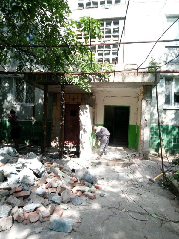 Василий Ткачук: Силами подрядной организации шефа-региона города Москвы ведутся работы по ремонту входной группы 1-го подъезда жилого дома № 3 по ул. Черкасова