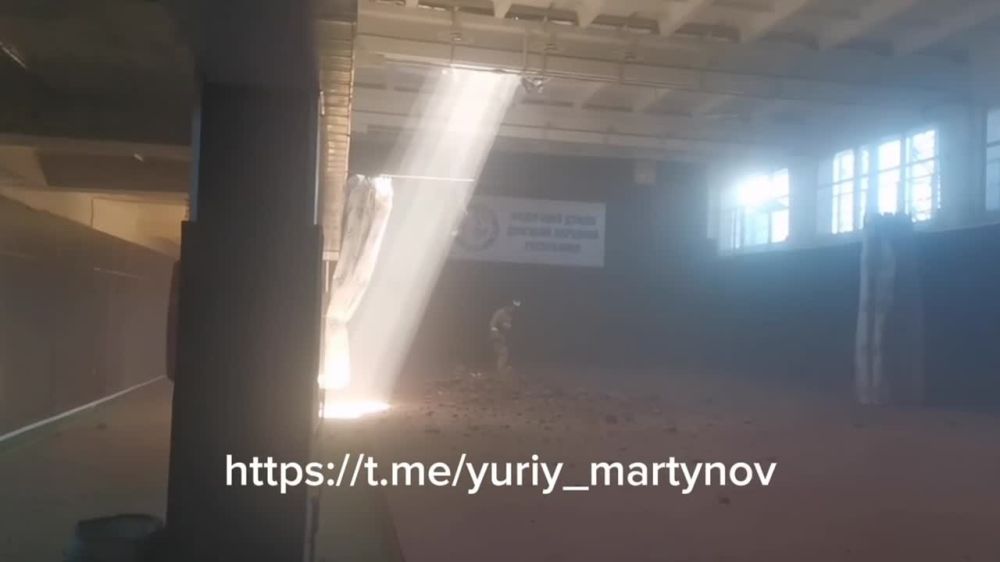 Кадры изнутри спорткомплекса, крыша которого загорелась в центре Донецка после обстрела со стороны украинских националистов