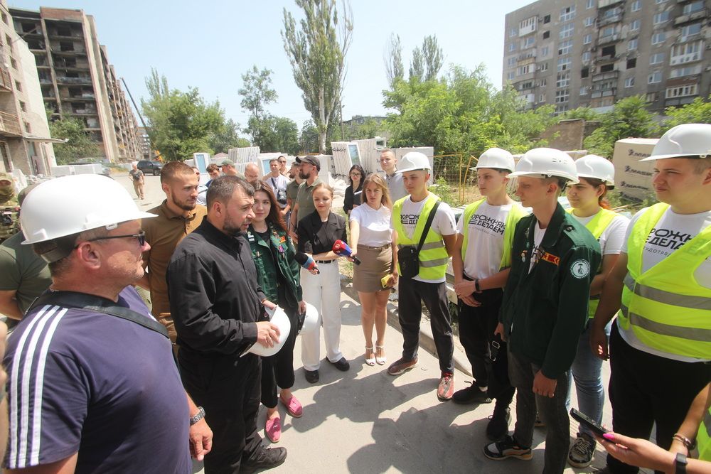 Денис Пушилин встретился с участниками студенческих стройотрядов и передал им два автомобиля