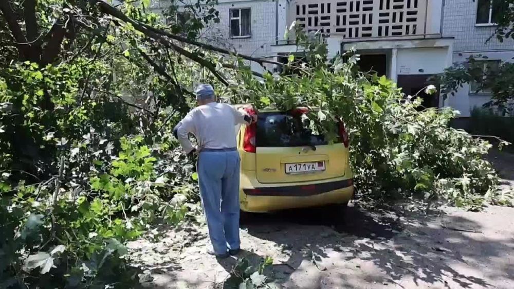 ВСУ обстреляли жилой дом и территорию у больницы в центре Донецка