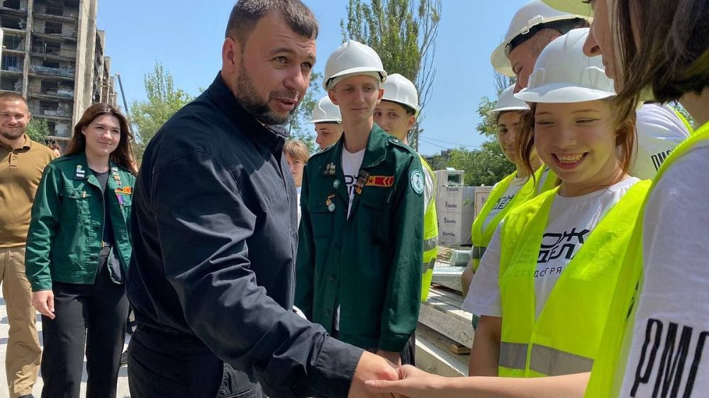 Глава ДНР передал автомобили студотрядами, которые помогают восстанавливать дома в Мариуполе