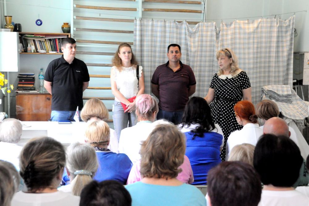 Сегодня, 26 июля, глава администрации Ворошиловского района г. Донецка Татьяна Копылова встретилась с трудовым коллективом ГБУ «Городская больница №5 г. Донецка»