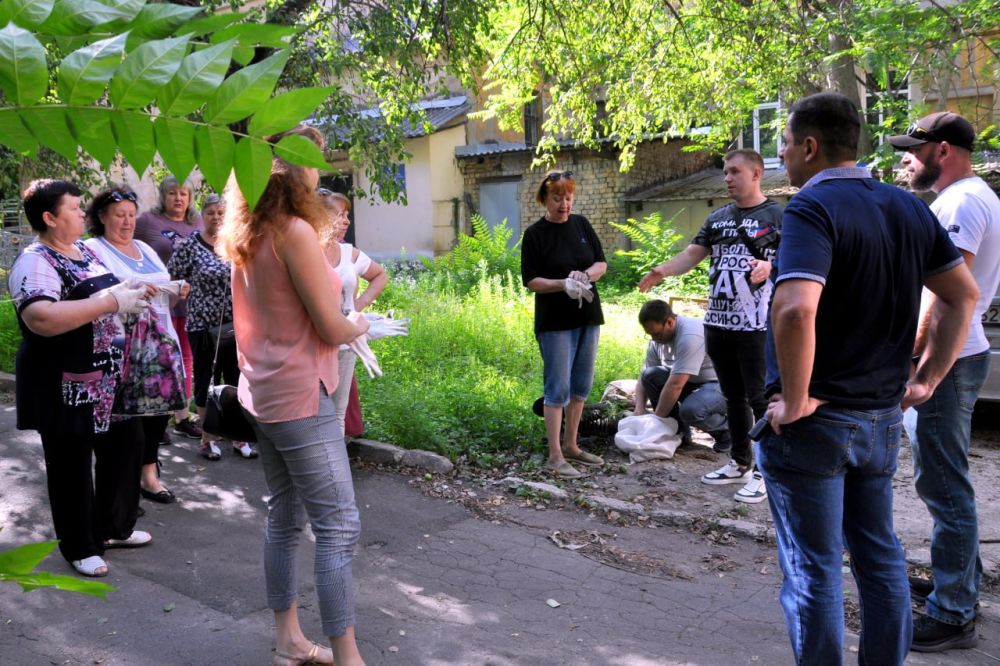 Сегодня, 27 июля, в рамках реализации партийного проекта «Городская среда», в Ворошиловском районе г. Донецка состоялась экологическая акция