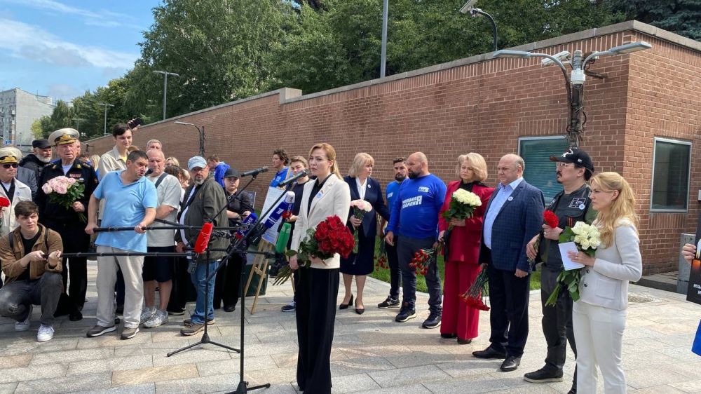 Юрий Котенок: Сегодня в Москве на площади Донецкой Народной Республики, перед посольством США, состоялся митинг-реквием, посвященный детям, ставшим жертвами войны, развязанной Западом руками киевских нацистов