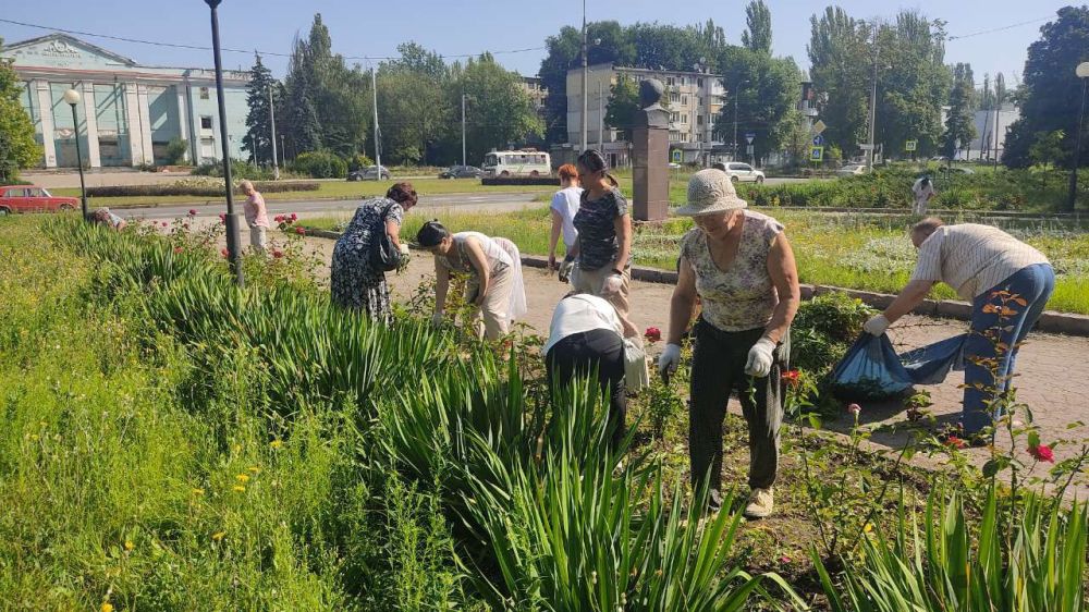 Василий Ткачук: В рамках проведения акции «Чистый четверг» силами предприятий, учреждений, организаций Калининского района г. Донецка организована уборка и наведение чистоты в районе