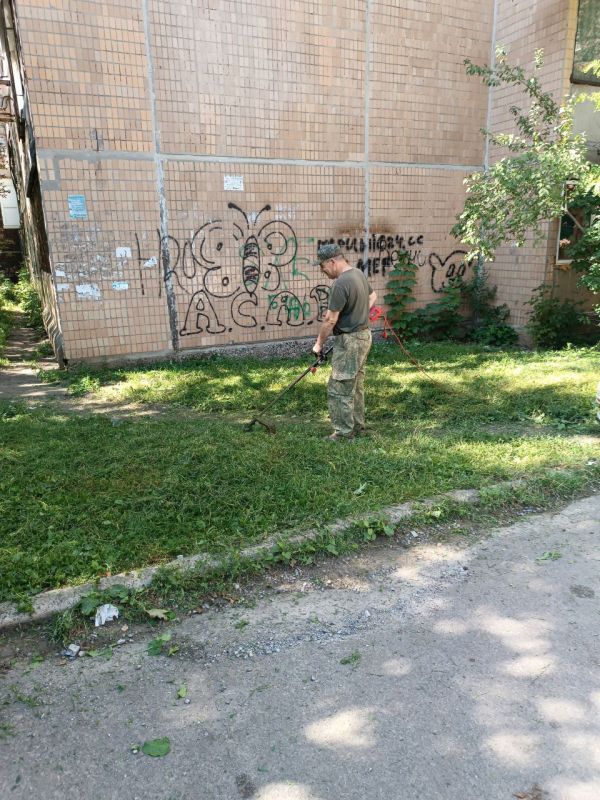 Василий Ткачук: Сегодня сотрудниками муниципального унитарного предприятия администрации города Донецка "Управляющая компания Калининского района г. Донецка" продолжается покос травы на придомовой территории многоквартирного жилого фонда