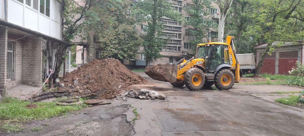 Василий Ткачук: Администрацией Калининского района г. Донецка оказано содействие в проведении работ по засыпке места разрытия по проспекту Ильича, д. 85